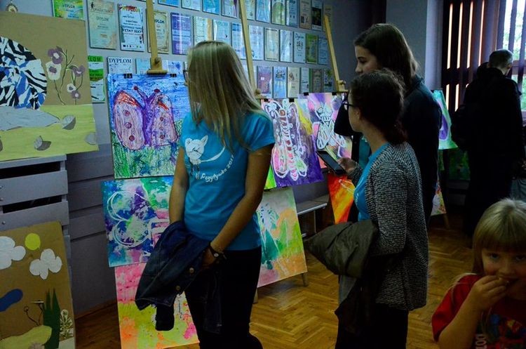 Uczestnicy obozu „Pozytywka” zaprezentowali swoje prace plastyczne, MDK w Rybniku