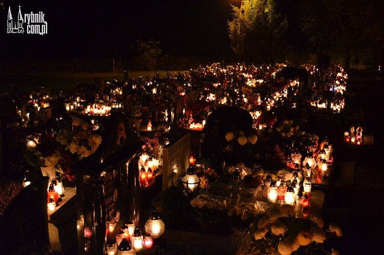 Cmentarz w Radziejowie nocną porą. Setki zniczy rozświetla nekropolię, Bartłomiej Furmanowicz