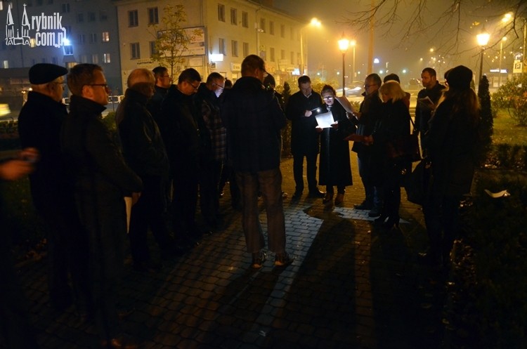 Akcja przed sądem w Rybniku. Kilkunastu mieszkańców pożegnało Piotra Szczęsnego, Bartłomiej Furmanowicz