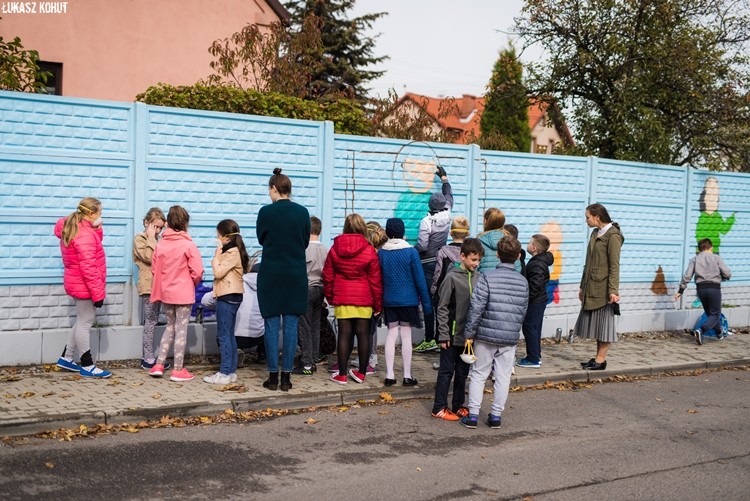 Graffiti ozdobiło mur jednej z rybnickich szkół, Łukasz Kohut