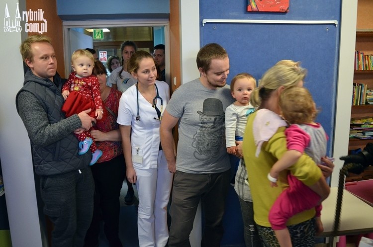 Radość małych pacjentów szpitala. Odwiedzili ich żużlowcy z prezentami, Bartłomiej Furmanowicz