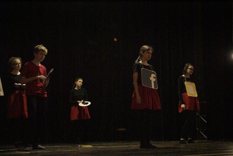Młodzi aktorzy z rybnickiego G17 w spektaklu „Między nami”, ZS nr 1 w Rybniku
