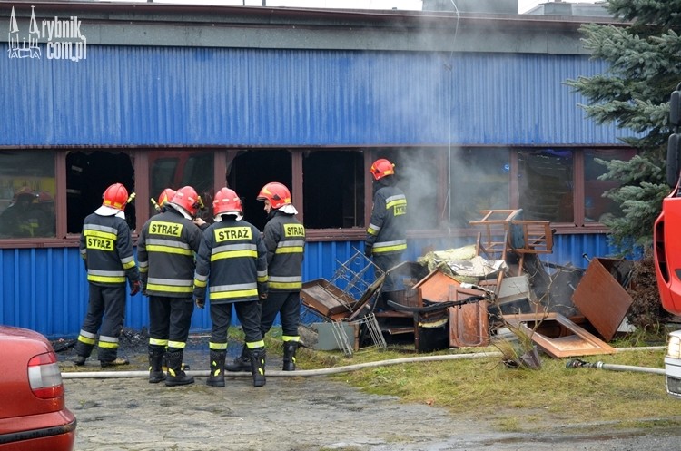 Ogień w zakładzie stolarskim ZGM-u. Paliły się meble uratowane wcześniej z pożaru, bf