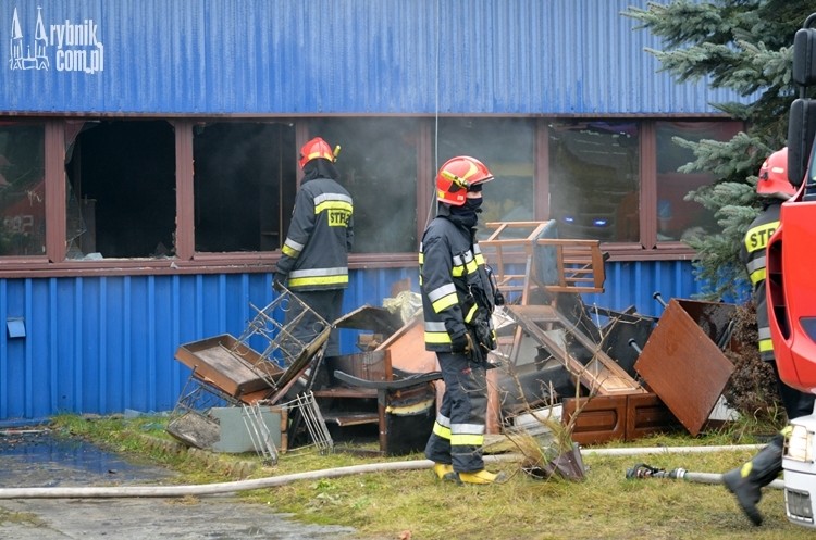 Ogień w zakładzie stolarskim ZGM-u. Paliły się meble uratowane wcześniej z pożaru, bf
