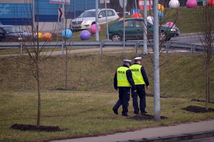 Zwłoki kobiety w centrum Rybnika. Policjanci szukali czegoś w trawie i zagajnikach, Bartłomiej Furmanowicz