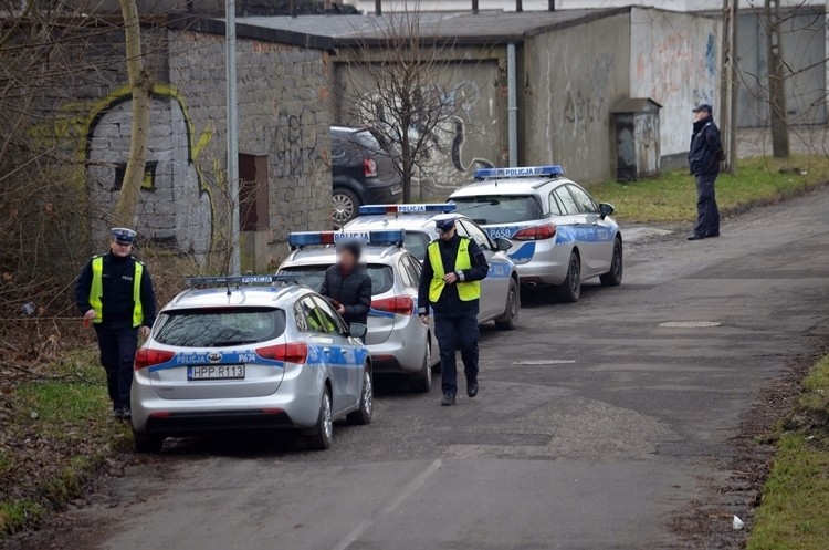 Zwłoki kobiety w centrum Rybnika. Policjanci szukali czegoś w trawie i zagajnikach, Bartłomiej Furmanowicz