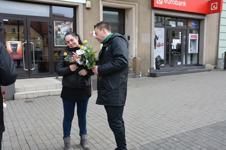 Piłkarze ROW-u wręczali kobietom kwiaty na rynku, Roksana Bibiela
