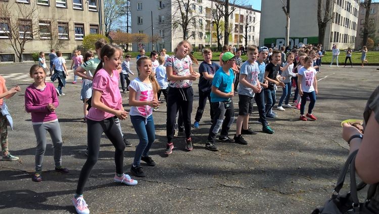 Dzień Czekolady w SP11. Uczniowie zatańczyli na boisku, SP nr 11 w Rybniku