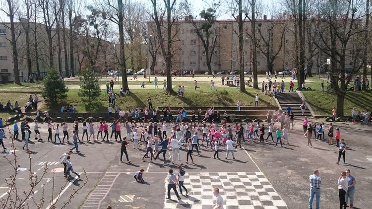Dzień Czekolady w SP11. Uczniowie zatańczyli na boisku, SP nr 11 w Rybniku