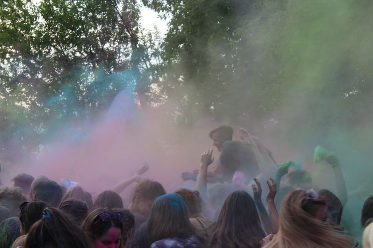 Kampus w chmurach kolorowego pyłu - Holi Festival w Rybniku, Tomasz Raudner