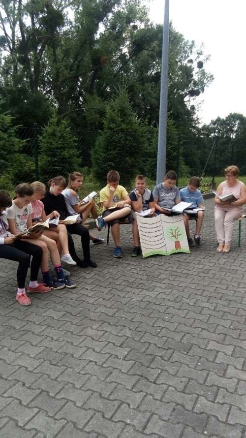Szkoły z Raszczyc i Zwonowic wzięły udział w akcji „Jak nie czytam, jak czytam”, Materiały prasowe