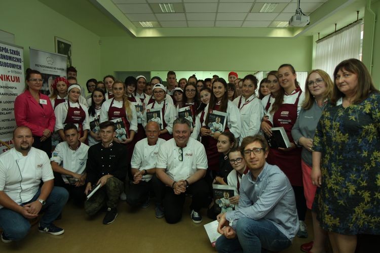 Robert Sowa i uczniowie „Ekonomika” w jednej kuchni, ZSE-U w Rybniku