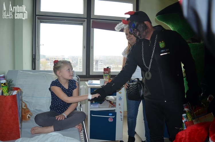 Radość dzieci w szpitalu. Pojawili się zielono-czarni Mikołaje, Bartłomiej Furmanowicz