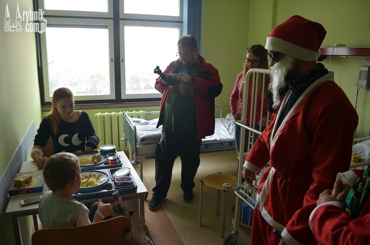 Radość dzieci w szpitalu. Pojawili się zielono-czarni Mikołaje, Bartłomiej Furmanowicz