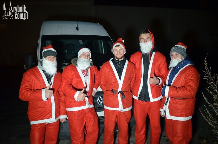 Mikołaje odwiedzili bezdomnych. Rozdali 3,5 tony ciuchów!, Bartłomiej Furmanowicz