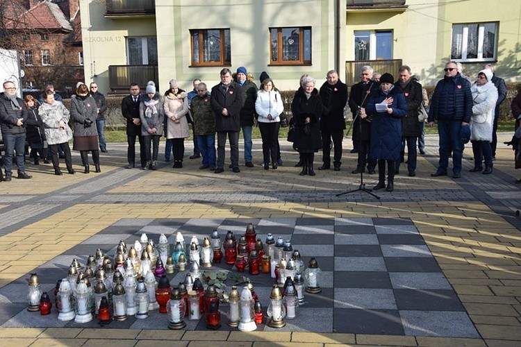 Znicze w kształcie serca. W Czerwionce pożegnano prezydenta Gdańska, UGiM Czerwionka-Leszczyny