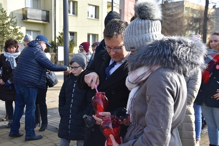 Znicze w kształcie serca. W Czerwionce pożegnano prezydenta Gdańska, UGiM Czerwionka-Leszczyny