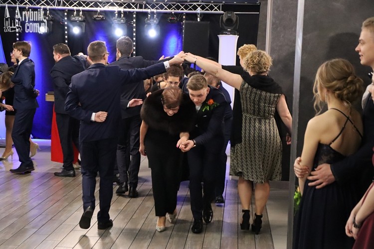 Studniówka II LO. Nauczyciele tańczyli wraz z uczniami, Bartłomiej Furmanowicz