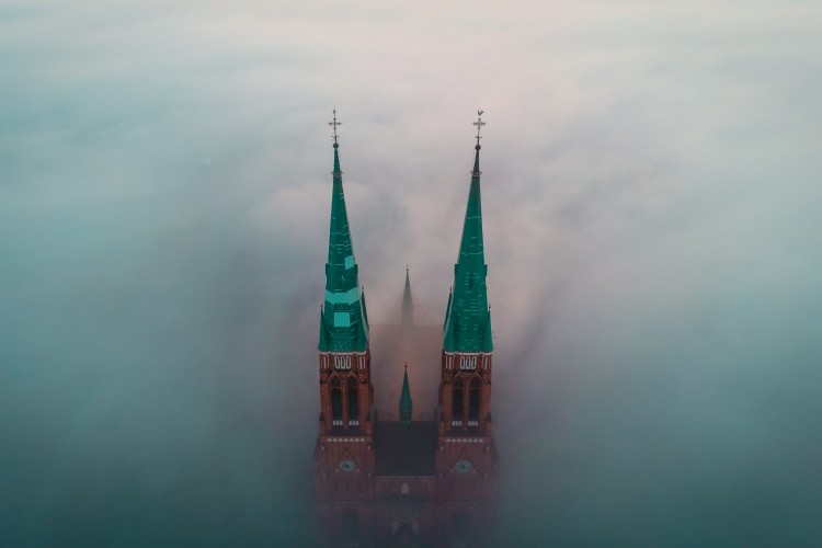 Dwie wieże we mgle. Niesamowite zdjęcia!, Dawid Margiela