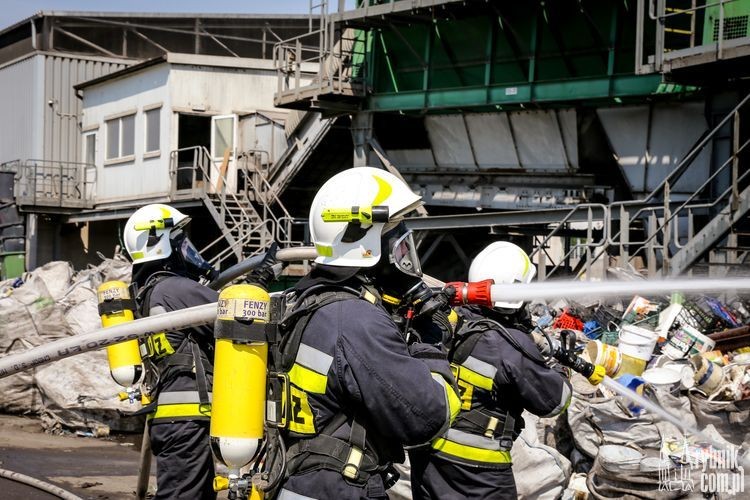 Rybniccy strażacy ćwiczyli gaszenie składowiska śmieci, Dominik Gajda