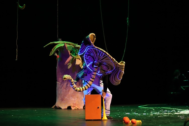 Spektaklu o Słoniku Bombiku został wystawiony w Teatrze Ziemi Rybnickiej, Daniel Wojaczek