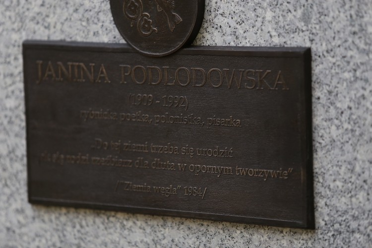 Odsłonięta została płaskorzeźba poświęcona Janinie Podlodowskiej, Materiały prasowe