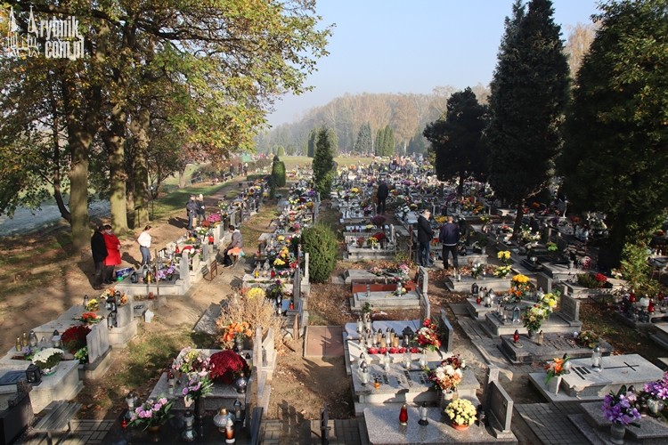 Rybniczanie odwiedzają groby bliskich (zdjęcia), Bartłomiej Furmanowicz