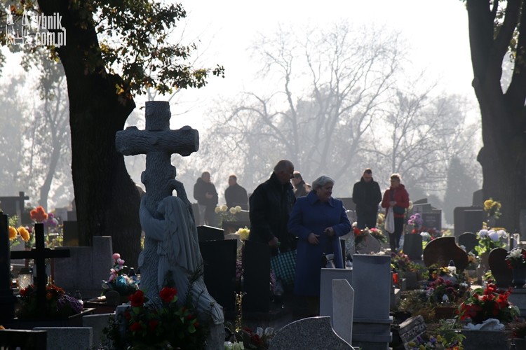 Rybniczanie odwiedzają groby bliskich (zdjęcia), Bartłomiej Furmanowicz