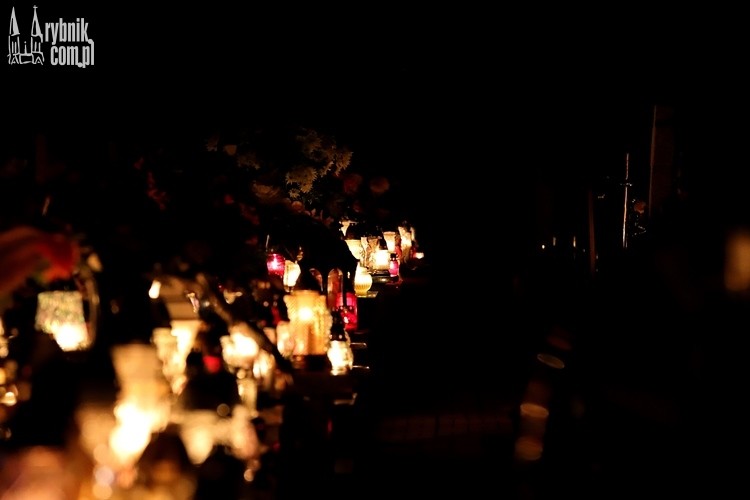 Cmentarz w Zebrzydowicach/Jejkowicach rozświetlają setki zniczy, Daniel Wojaczek