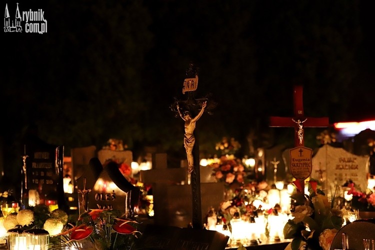Cmentarz w Zebrzydowicach/Jejkowicach rozświetlają setki zniczy, Daniel Wojaczek