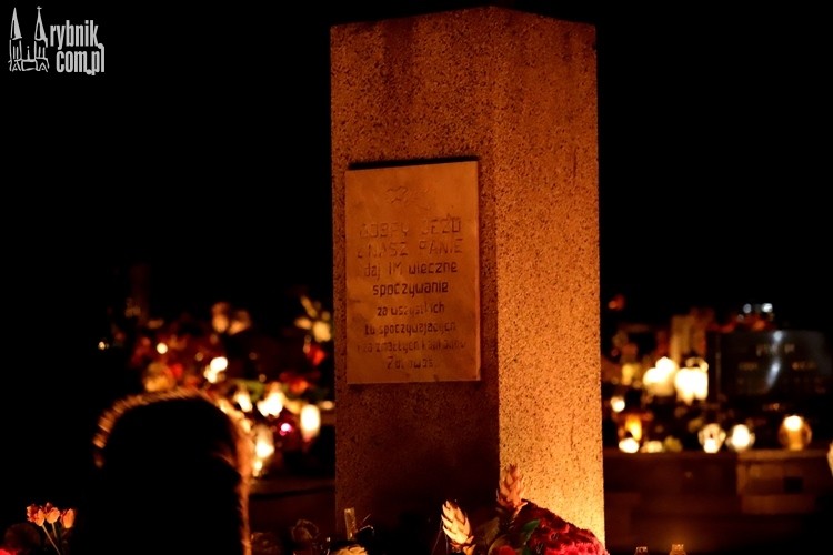 Cmentarz w Gaszowicach migocze w blasku zniczy, Daniel Wojaczek