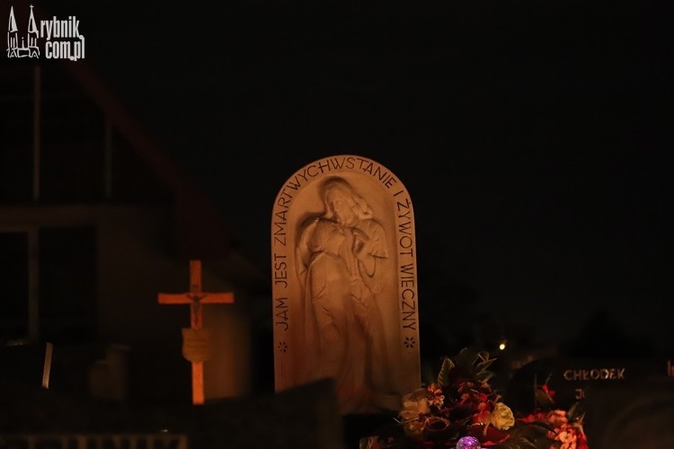 Cmentarz w Gaszowicach migocze w blasku zniczy, Daniel Wojaczek
