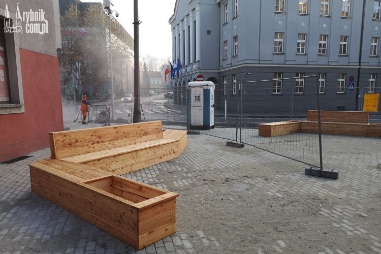 Przed urzędem miasta stoją nowe ławki, Bartłomiej Furmanowicz