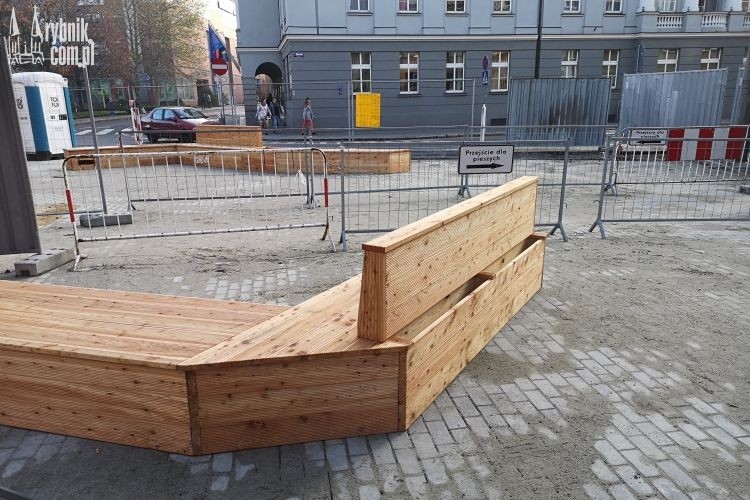 Przed urzędem miasta stoją nowe ławki, Bartłomiej Furmanowicz