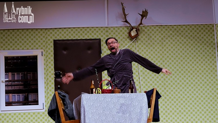 Kabaret Młodych Panów gra w zabawnym spektaklu, Daniel Wojaczek