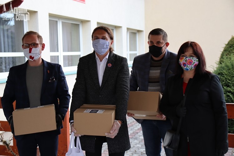Parlamentarzyści przekazali DPS-owi żele dezynfekujące, Bartłomiej Furmanowicz