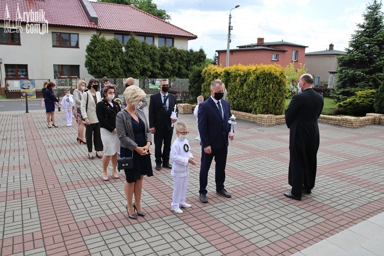 Dzieci w maseczkach przystępują do pierwszej komunii, Bartłomiej Furmanowicz