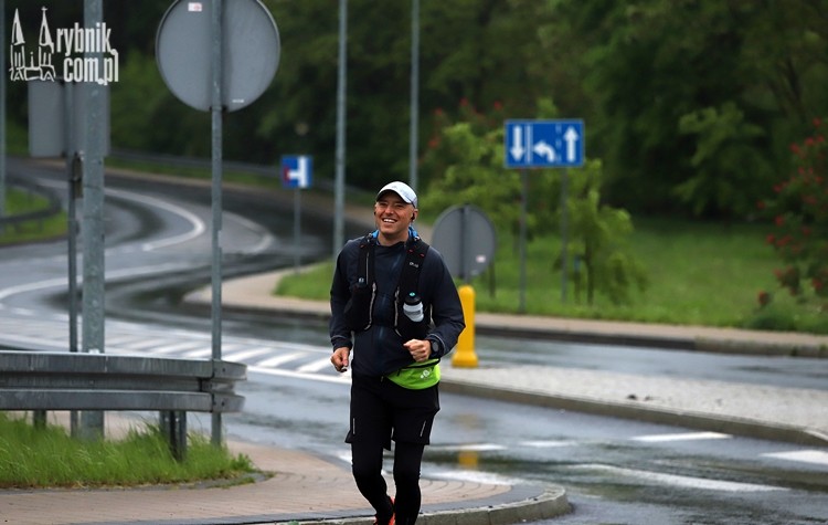 Nie straszny im deszcz. Trwa Ultramaraton 40 Rybnickich Rond, Daniel Wojaczek
