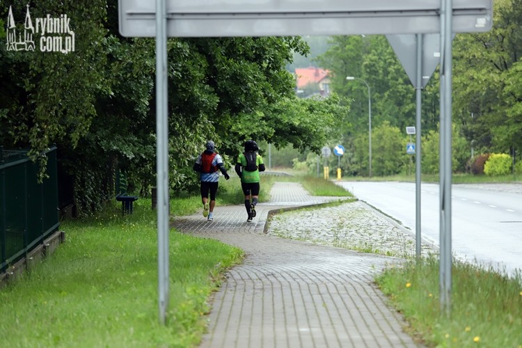 Nie straszny im deszcz. Trwa Ultramaraton 40 Rybnickich Rond, Daniel Wojaczek