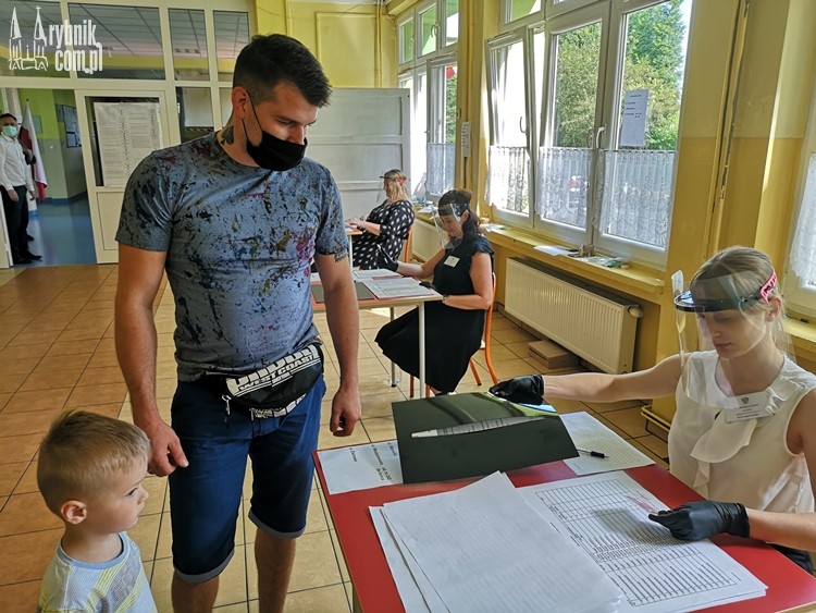 Wybory: Rybnik głosuje w maseczkach (zdjęcia), Bartłomiej Furmanowicz