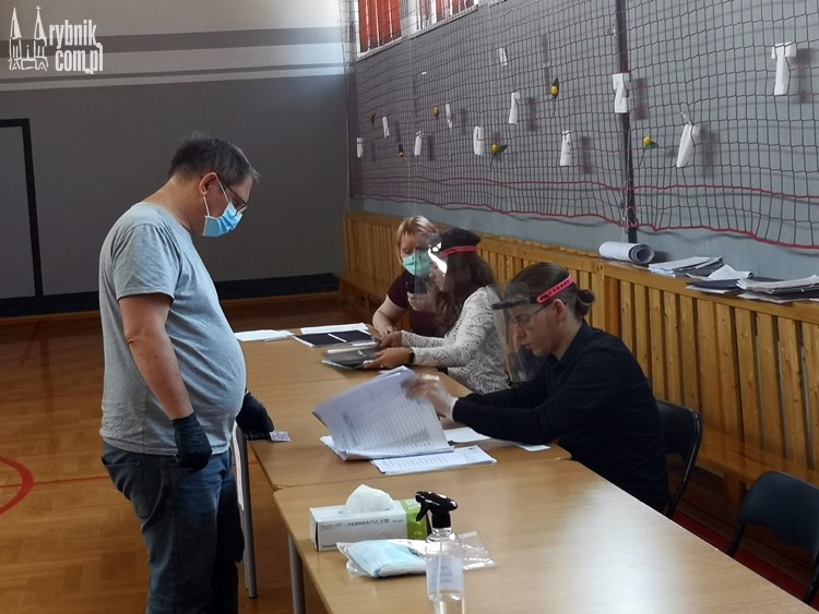 Wybory: Rybnik głosuje w maseczkach (zdjęcia), Bartłomiej Furmanowicz