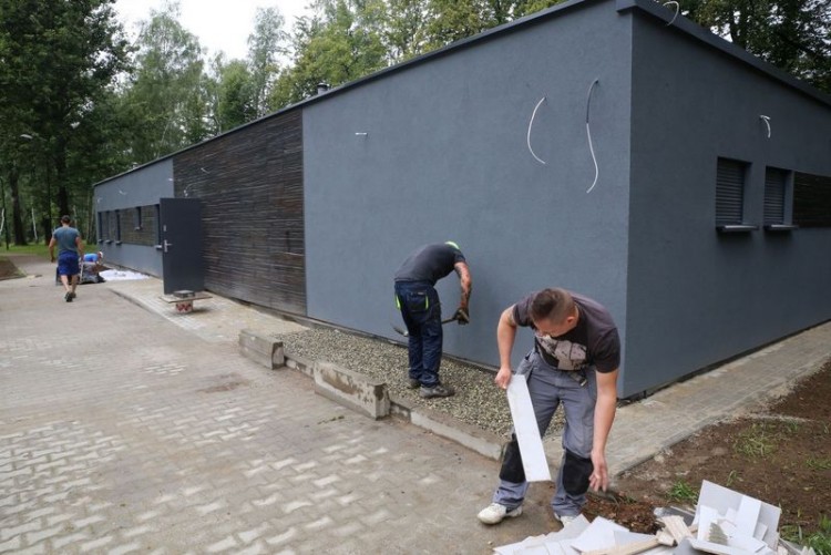 Kończy się budowa szatni przy boisku w Kamieniu, Wacław Troszka