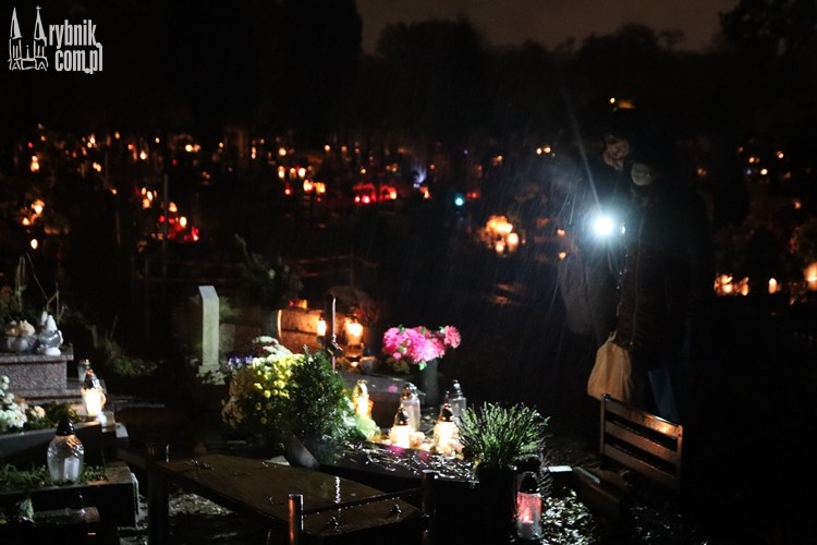 Rząd wprowadził chaos. Na cmentarzach tłumy, sprzedawcy liczą straty, Bartłomiej Furmanowicz