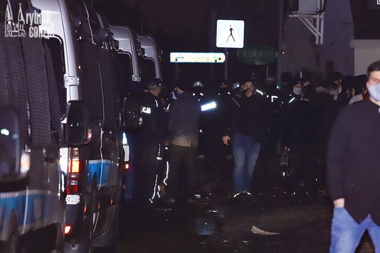 Wojna o Face 2 Face w Rybniku. Policja ruszyła z pałkami, gazem i bronią hukową, Daniel Wojaczek