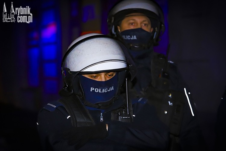 Wojna o Face 2 Face w Rybniku. Policja ruszyła z pałkami, gazem i bronią hukową, Daniel Wojaczek