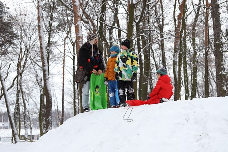 Rybniczanie pokochali biały Wiśniowiec. Są sanki, snowboard i jabłuszka, Daniel Wojaczek