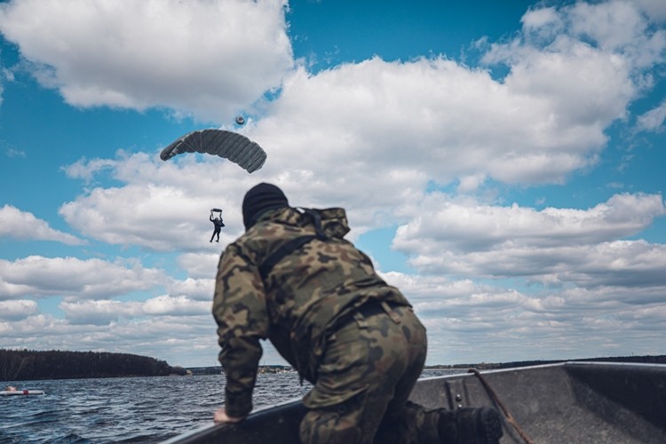 Z helikoptera do zalewu. Żołnierze ćwiczyli w Rybniku, st. szer Sebastian Brzezina /Jednostka Wojskowa Agat