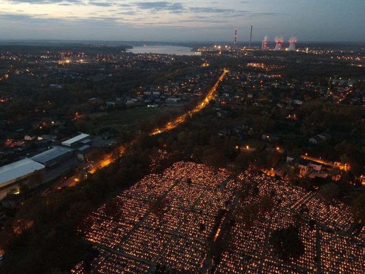 Tysiące światełek na cmentarzu w Rybniku. Zdjęcia z drona, Michał Walkowicz