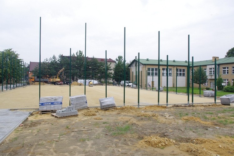Trwa budowa boiska wielofunkcyjnego w Leszczynach. Zdążą do 1 września?, UGiM Czerwionka-Leszczyny