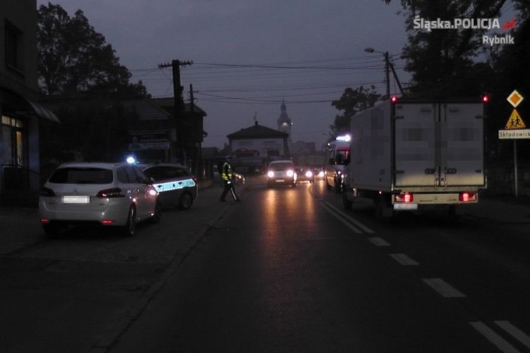 Śmiertelny wypadek na Małachowskiego. 52-letni pieszy wtargnął pod samochód, KMP Rybnik